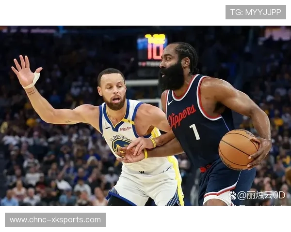 库里父子互动投篮引球迷围观